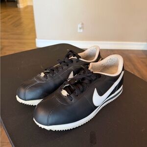 Nike Men's Classic Black and White Sneakers